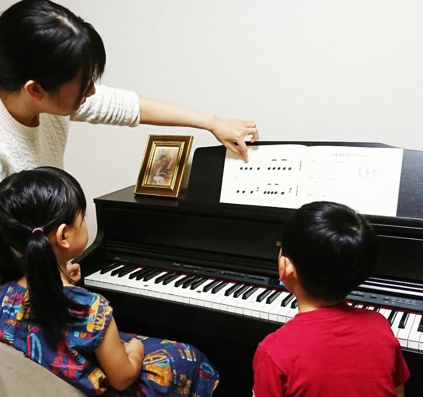 船橋市海神ピアノ教室での個人レッスンでオーダーメイドレッスンを４歳児に実施中の写真。西船橋ピアノ教室
