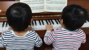 船橋市海神西船橋ピアノ教室でオーダーメイド個人レッスン実施中。レッスンに夢中な４歳児