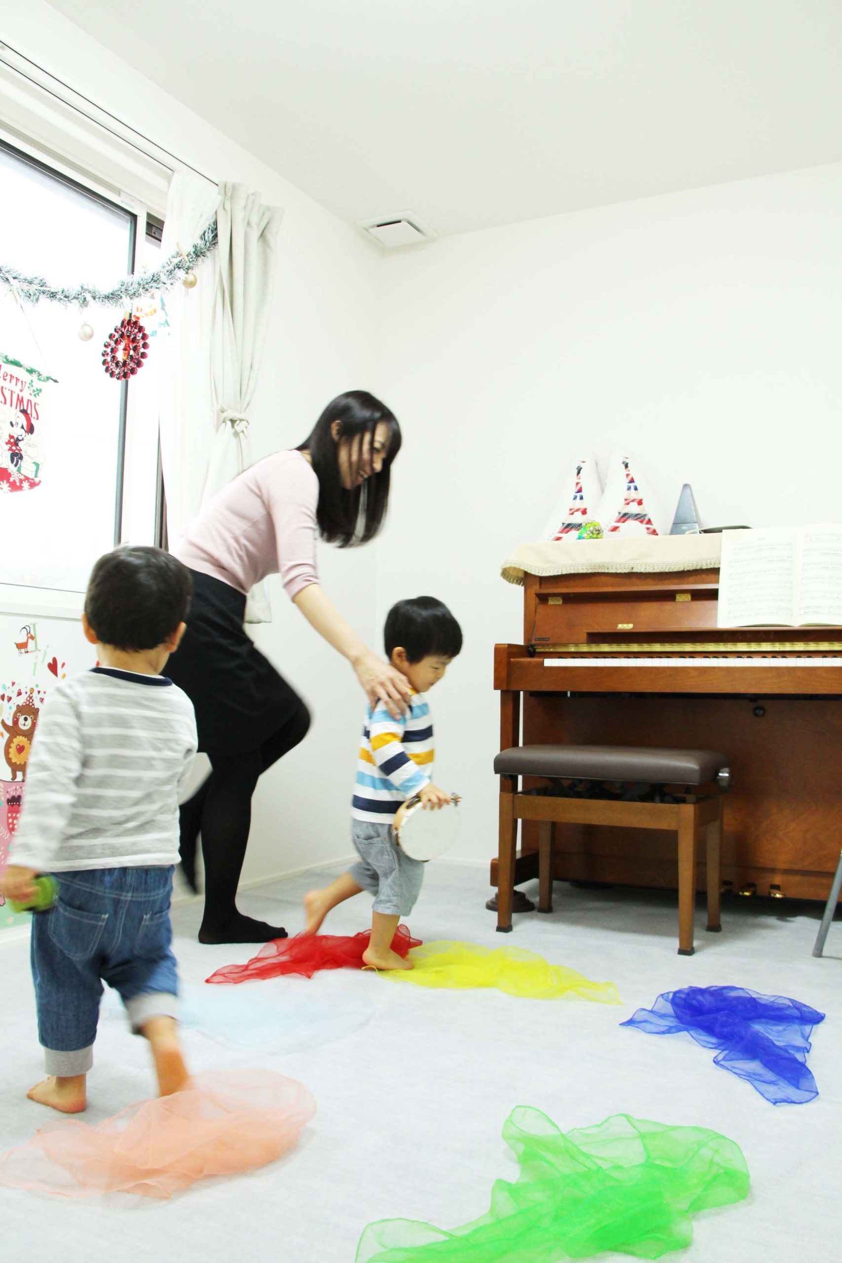 船橋市海神ピアノ教室での個人レッスンでオーダーメイドレッスンを４歳児に実施中の写真。西船橋ピアノ教室
