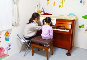 船橋市海神西船橋フォーキッズ海神ピアノ教室でオーダーメイド個人レッスン実施中。レッスンに夢中な４歳児